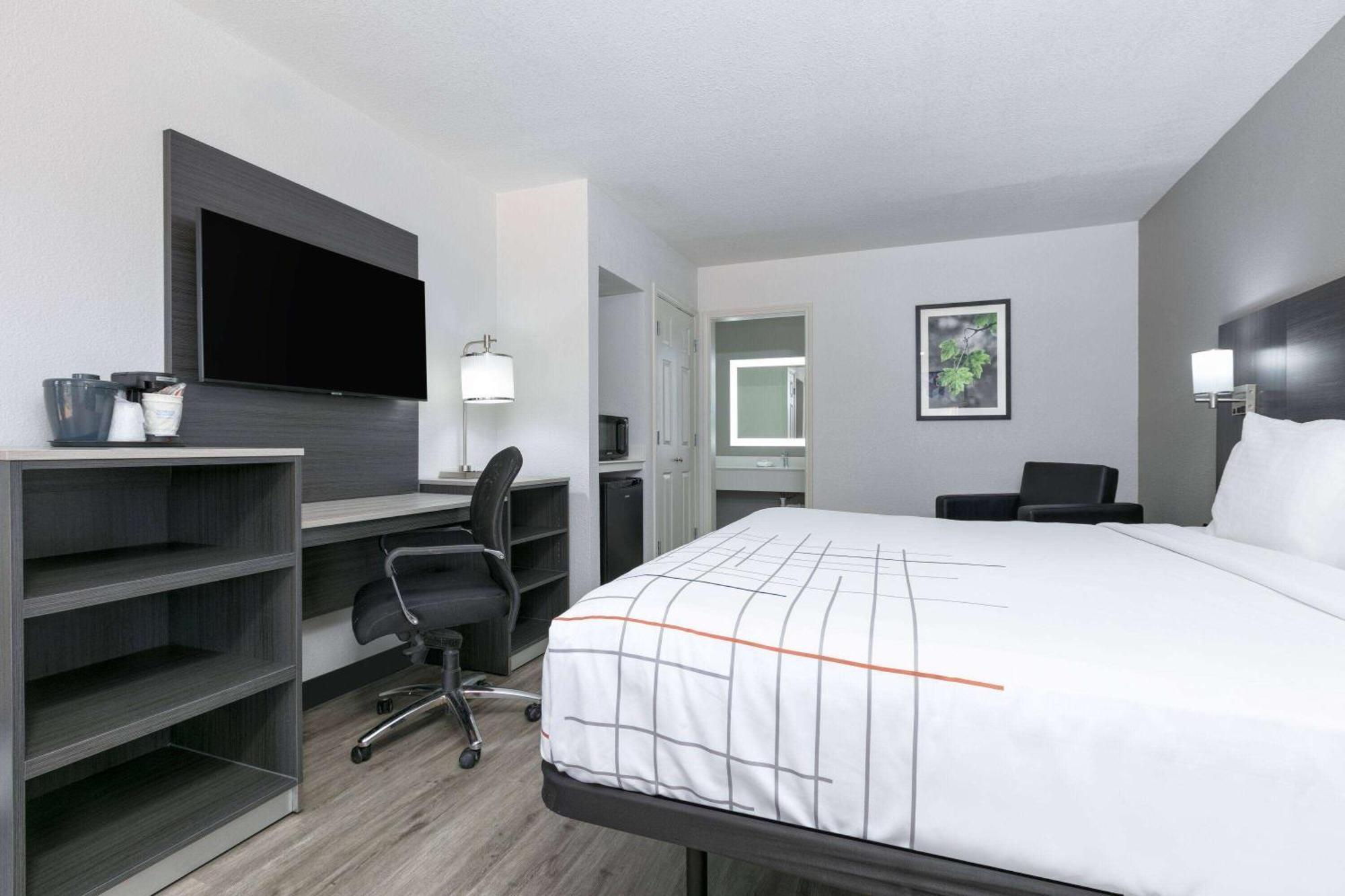 La Quinta By Wyndham Uptown Hotel
