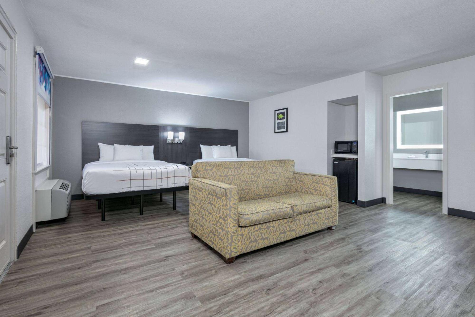 La Quinta By Wyndham Uptown Hotel