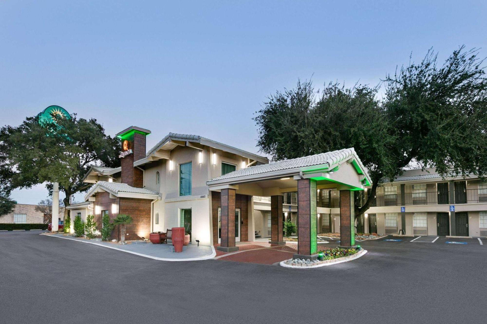 La Quinta By Wyndham Uptown